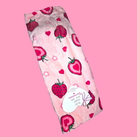 Strawberry Love Plush Throw 50x70